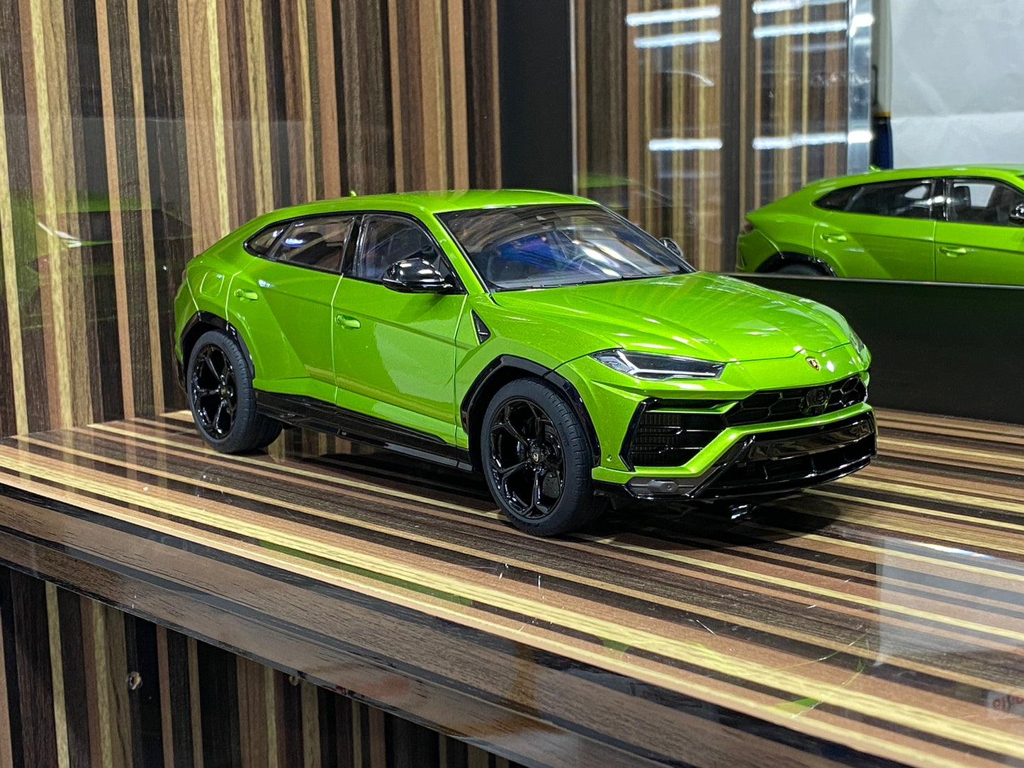 Lamborghini Urus 1/18 Diecast car by Autoart