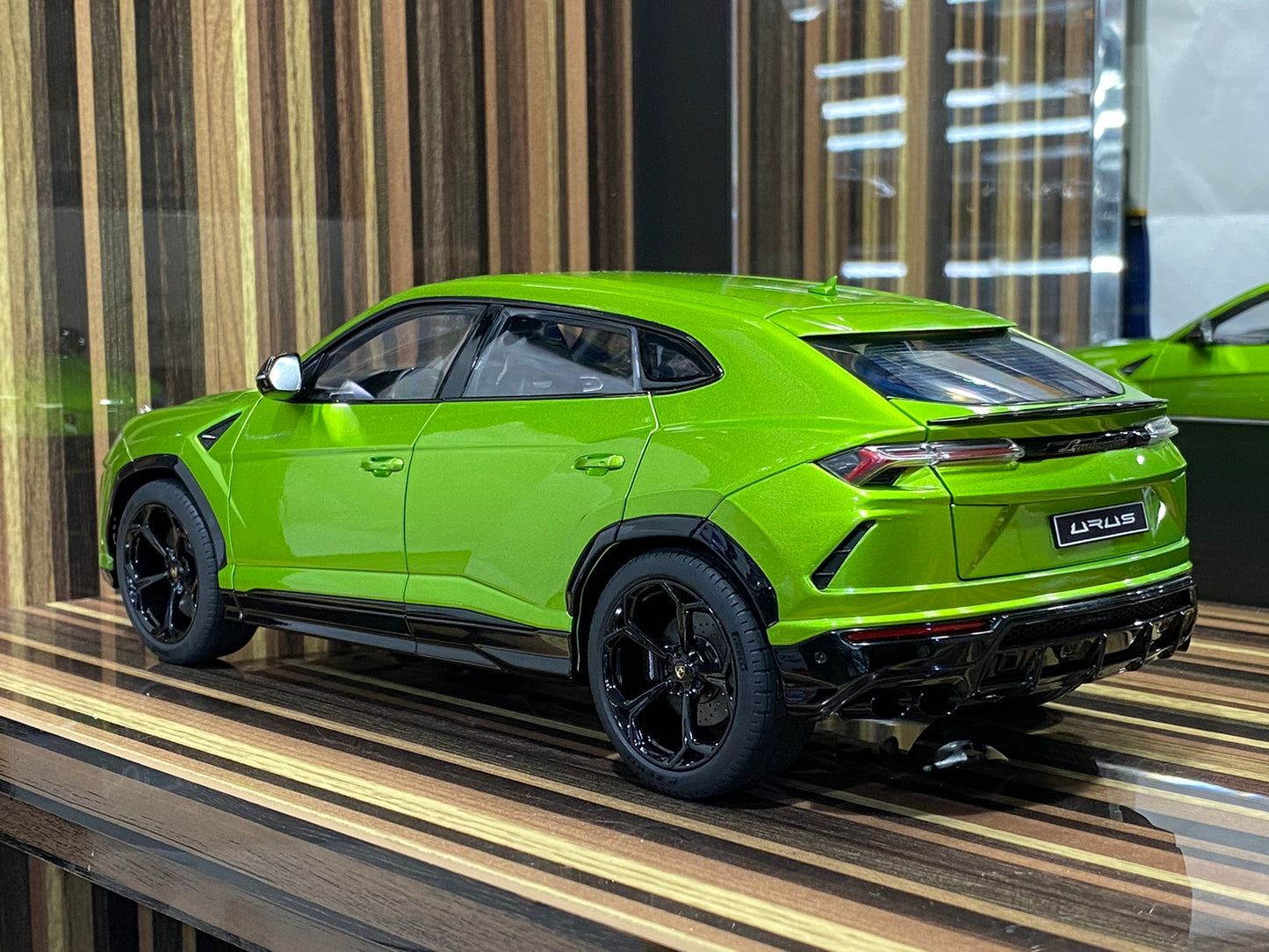 Lamborghini Urus 1/18 Diecast car by Autoart