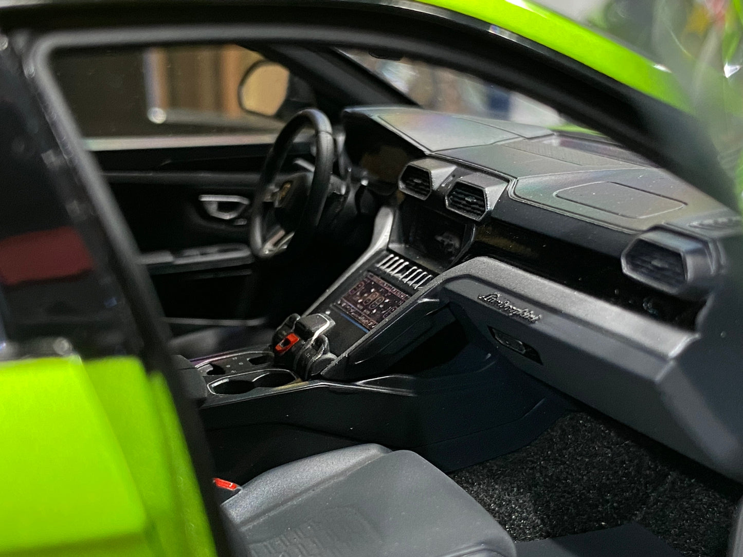 Lamborghini Urus 1/18 Diecast car by Autoart