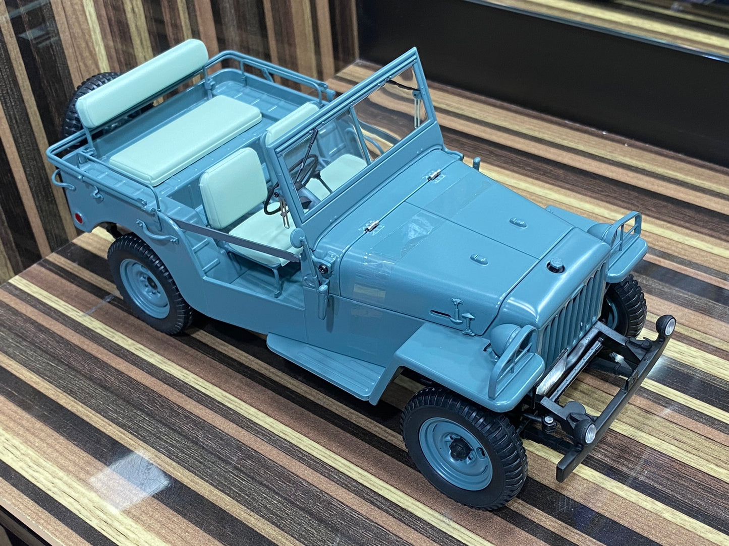 Toyota Land Cruiser BJ70 1/18 Diecast car by Kyosho