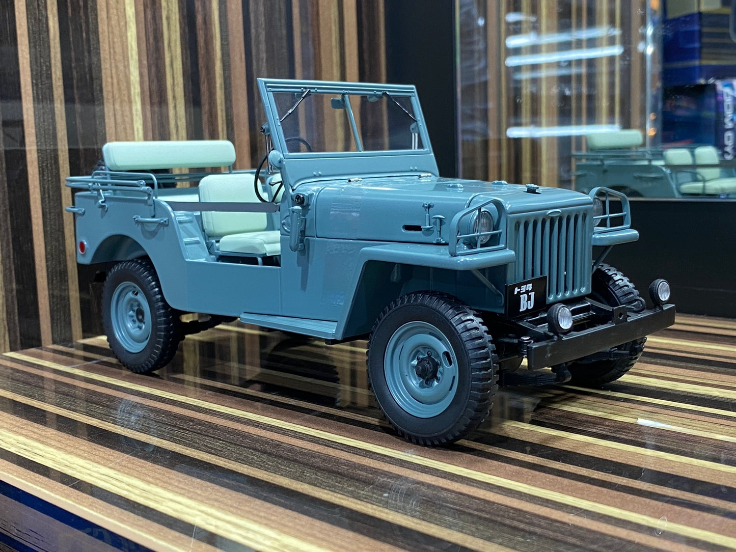 Toyota Land Cruiser BJ70 1/18 Diecast car by Kyosho
