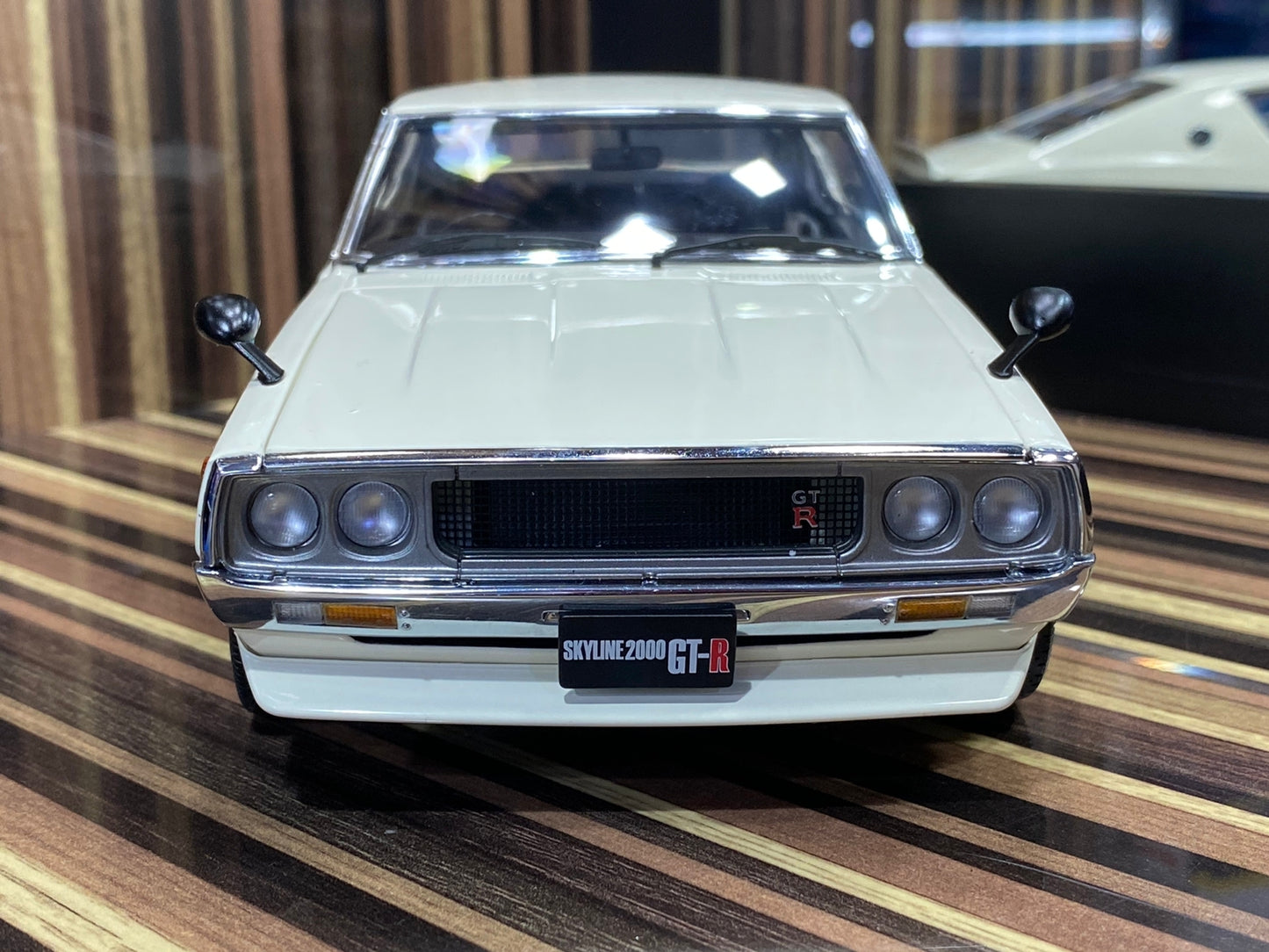 1/18 Diecast Nissan Skyline 2000 GT-R White Kyosho Scale Model Car
