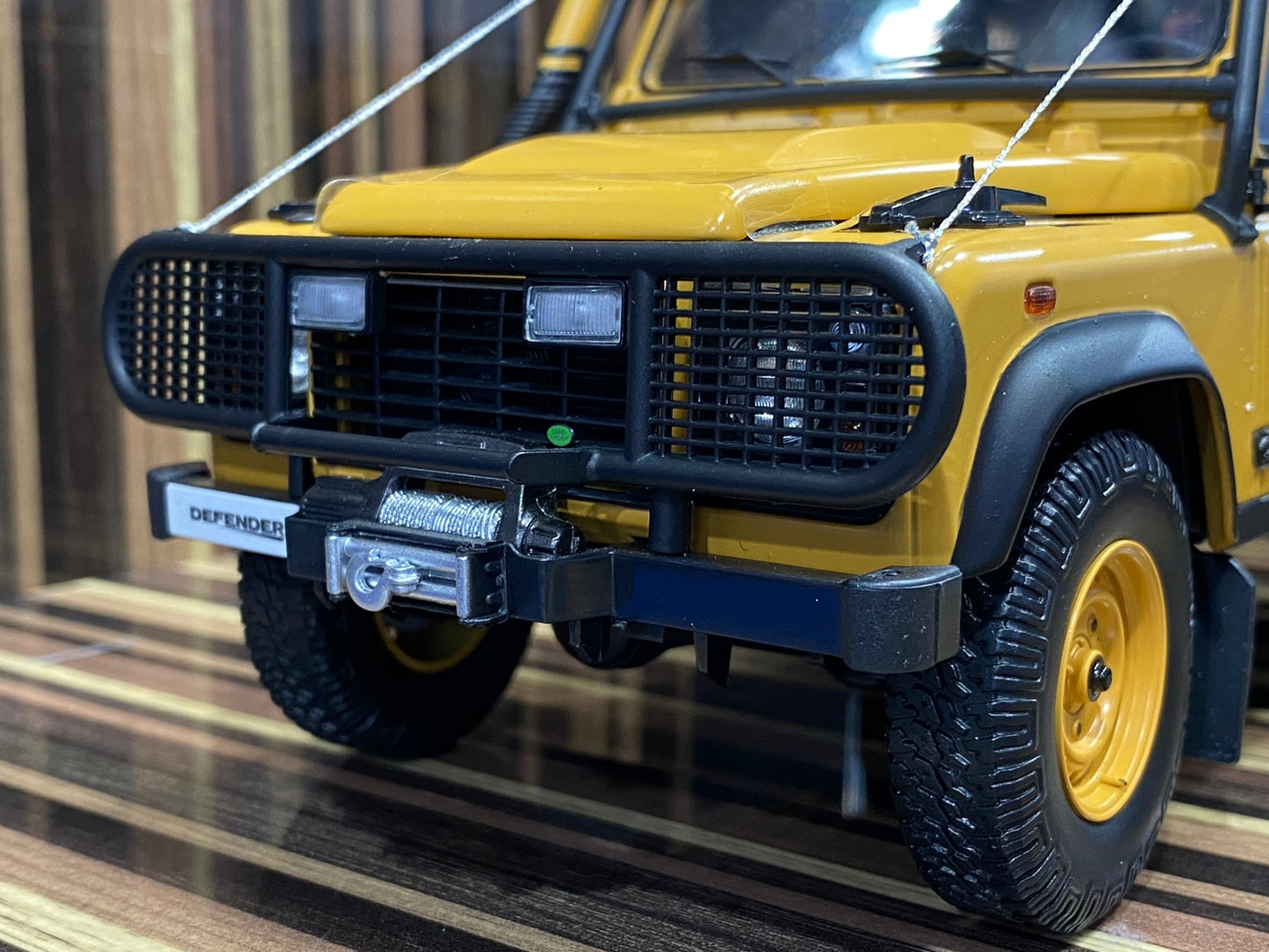 1/18 Diecast Land Rover Defender 90 Adventure 2007 Yellow Kyosho Scale Model Car