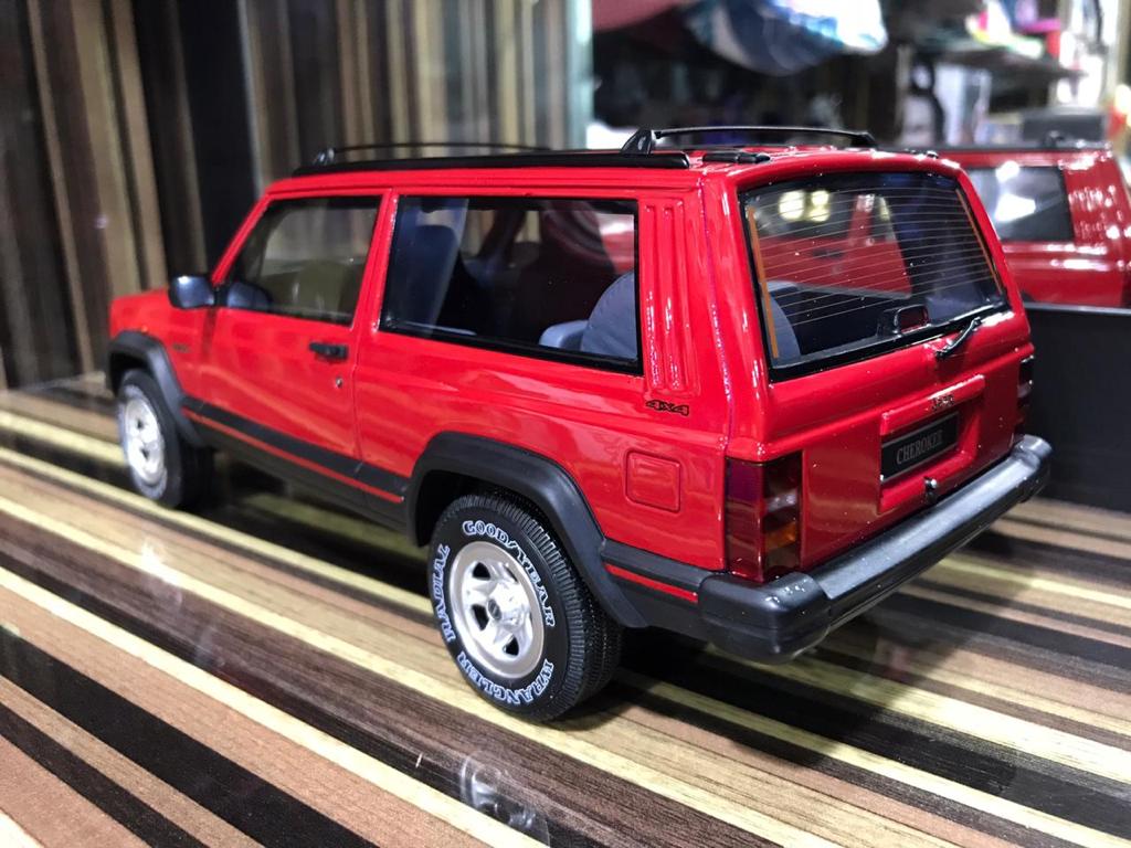 1/18 Resin Jeep Cherokee Red Model Car by Otto