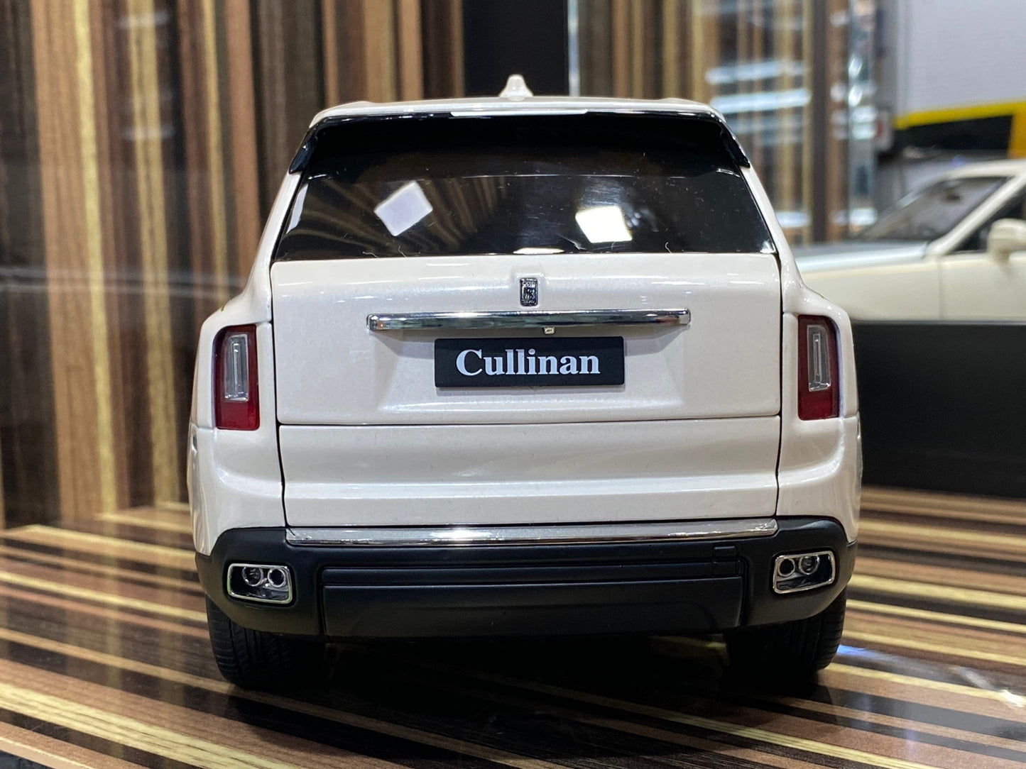 1/18 Diecast Rolls-Royce Cullinan white & silver Kyosho Scale Model Car