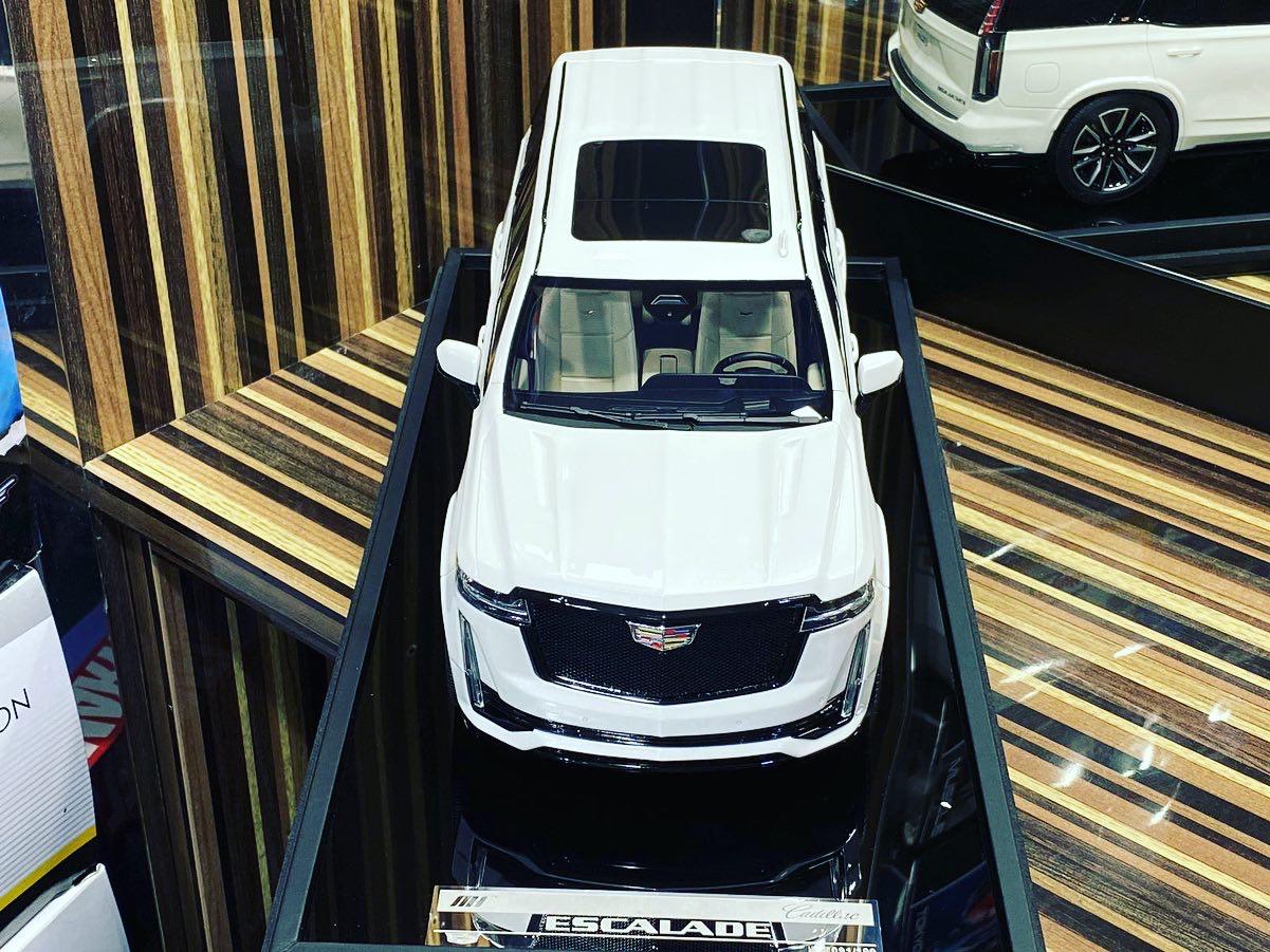 Cadillac Escalade 2022 1/18 Diecast car by Motorhelix