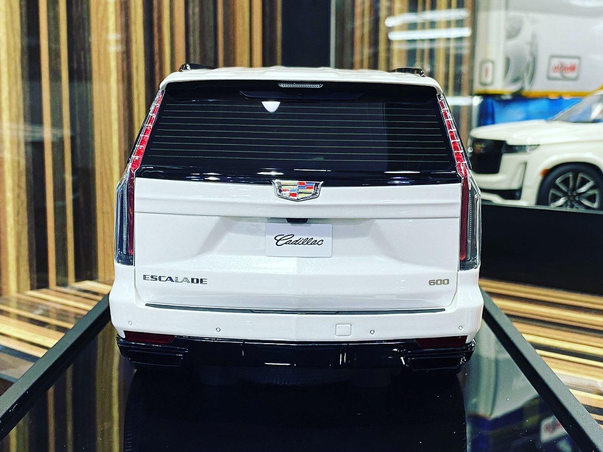 Cadillac Escalade 2022 1/18 Diecast car by Motorhelix