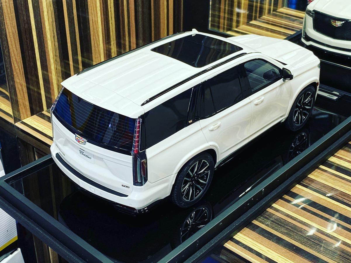Cadillac Escalade 2022 1/18 Diecast car by Motorhelix