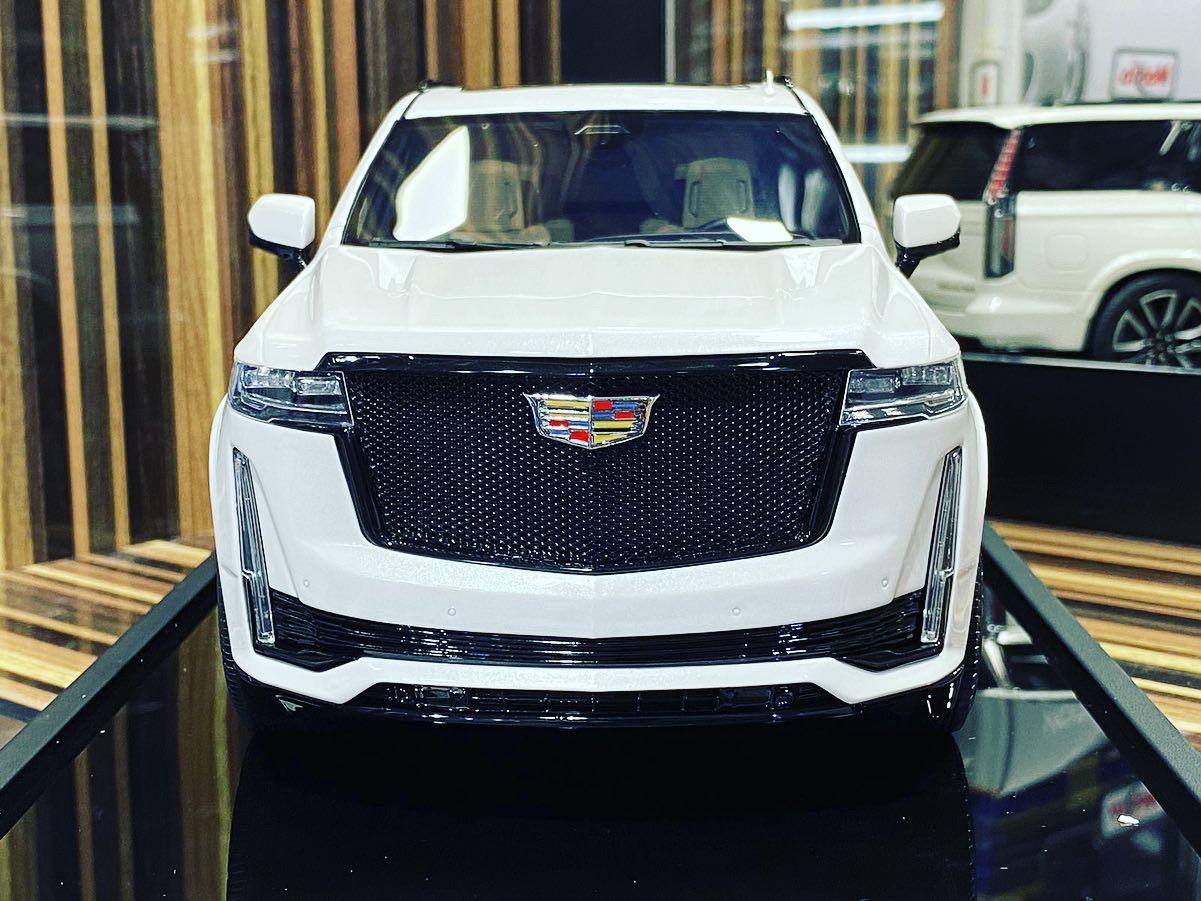 Cadillac Escalade 2022 1/18 Diecast car by Motorhelix