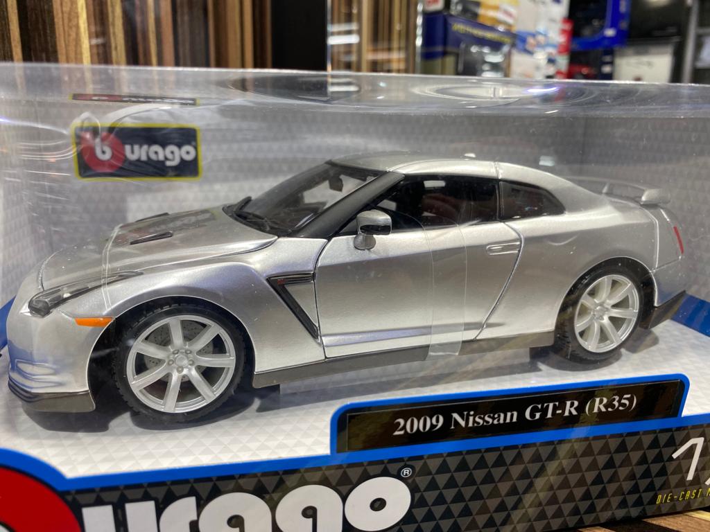 1/18 Diecast Nissan GT - R (R35) 2009 Diecast car 1/18 by Bburago