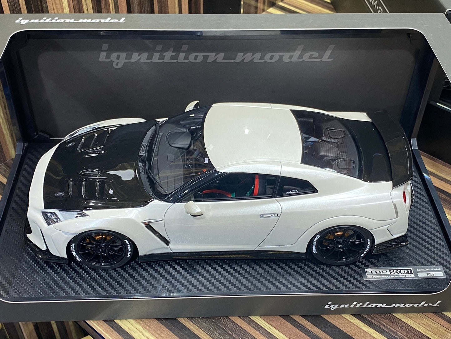 1/18 Diecast Nissan GT-R R35 White Ignition model Miniature Car
