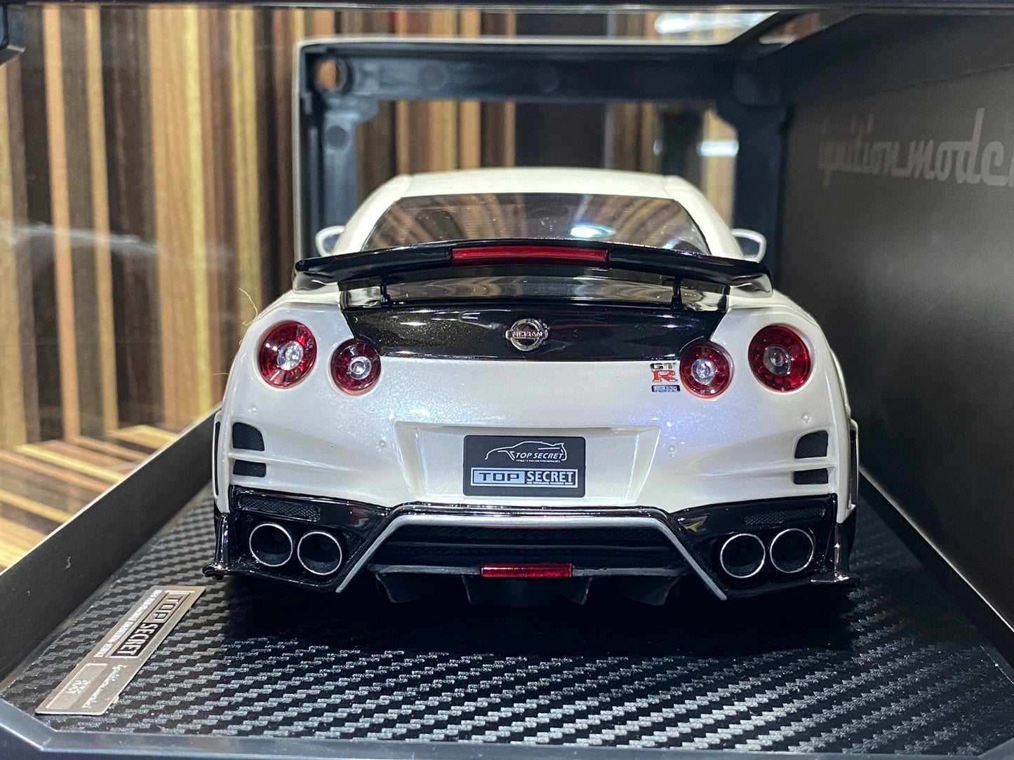 1/18 Diecast Nissan GT-R R35 White Ignition model Miniature Car