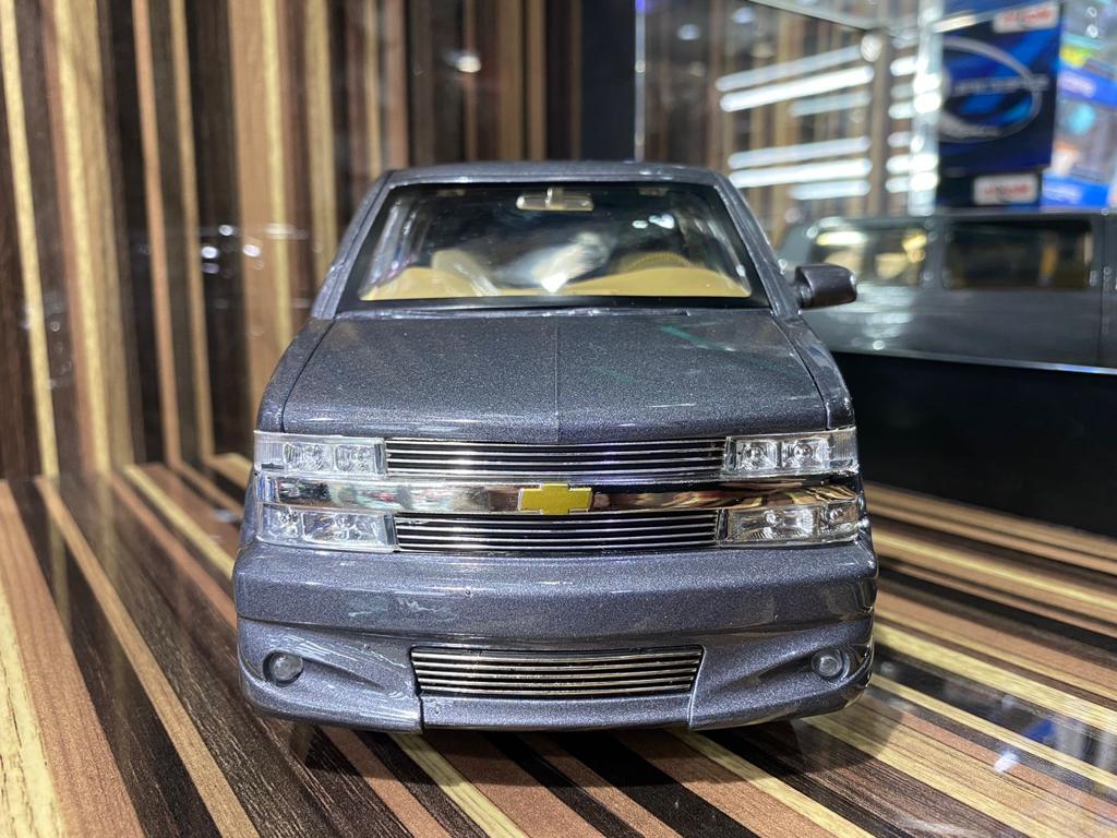 1/18 Diecast Chevrolet Astro Van Grey Model Car by Jada