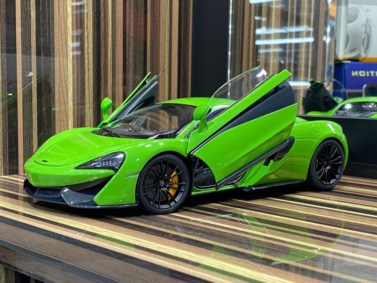 1/18 Diecast McLaren 570S Green AUTOart Scale Model Car