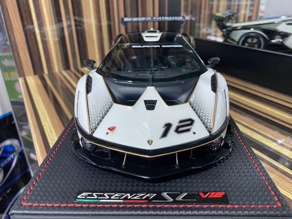 1/18 Resin Lamborghini Essensa SC V12 White & Carbon by MR