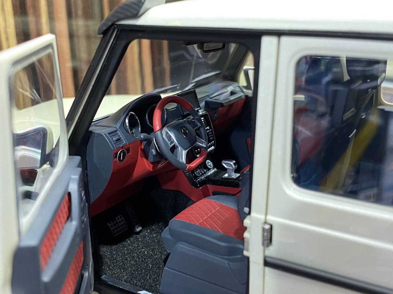 1/18 Diecast Mercedes-Benz G-63 AMG 6x6 White AUTOart Scale Model Car