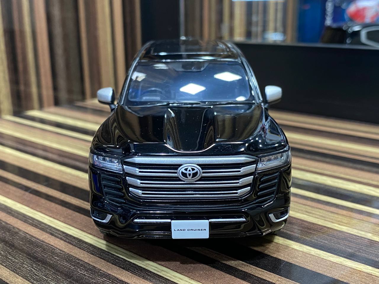 1/18 Diecast Miniature Toyota Land Cruiser 300 Model Car