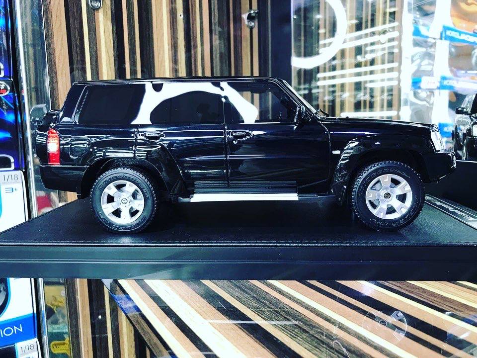 1:18 Nissan Patrol Safari Black IVY Models Scale Model Car
