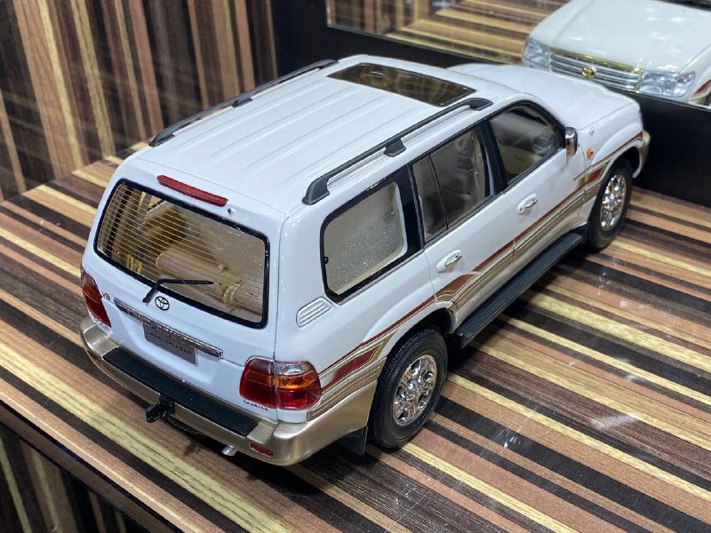 1/18 Diecast Toyota Land Cruiser 100 FAW Toys White Scale Model Car