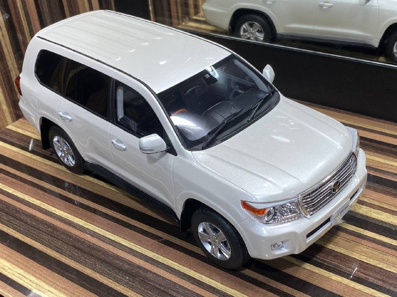 1/18 Diecast Toyota Land Cruiser 200 White Kyosho Samurai Scale Model Car