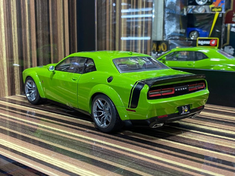 1/18 Diecast Dodge Challenger R/T SCAT Green Solido Model Car