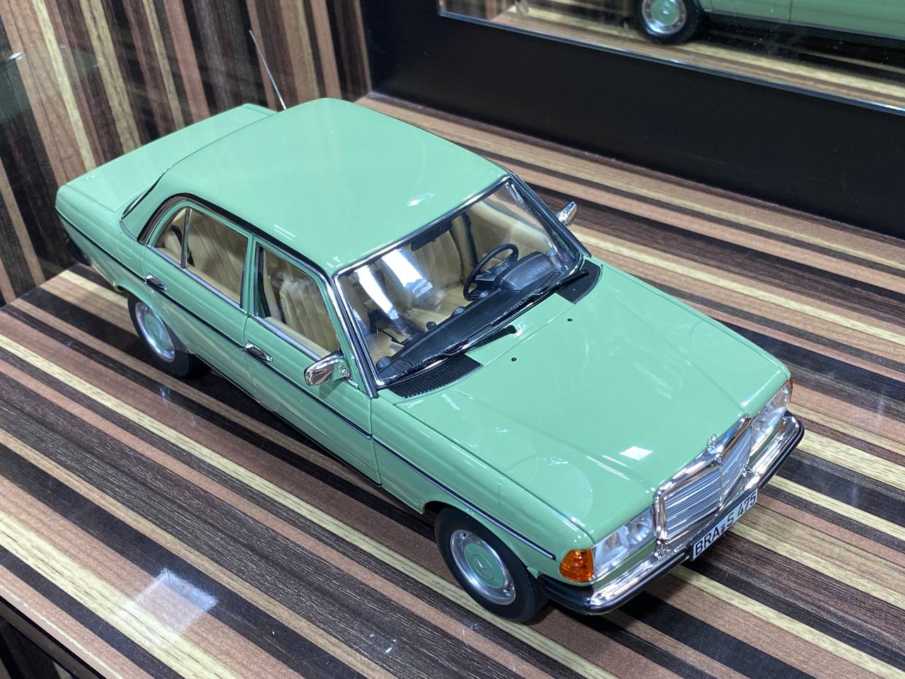 1/18 Diecast Mercedes-Benz 200 1982 Green Norev Scale Model Car