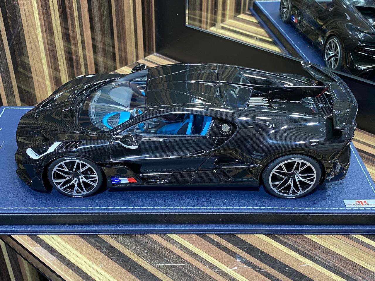 1/18 Resin Bugatti Divo Black & Carbon by MR Collection