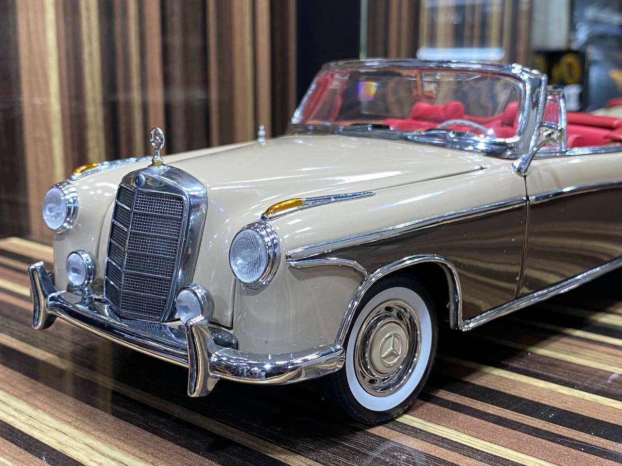 1/18 Diecast Mercedes-Benz 220SE Cabriolet 1958 Beige by Sun Star