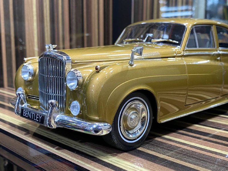 1/18 Bentley S2 1960 Gold by Minichamps
