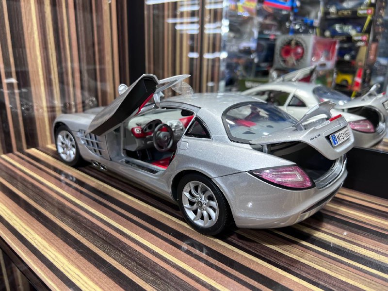 1/18 Mercedes-Benz SLR McLaren Silver Miniature car by MotorMax