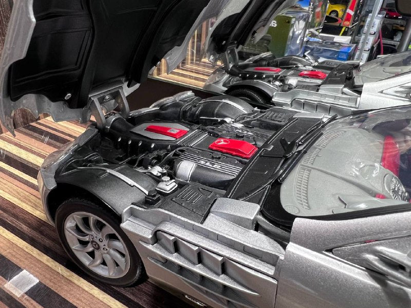 1/18 Mercedes-Benz SLR McLaren Silver Miniature car by MotorMax