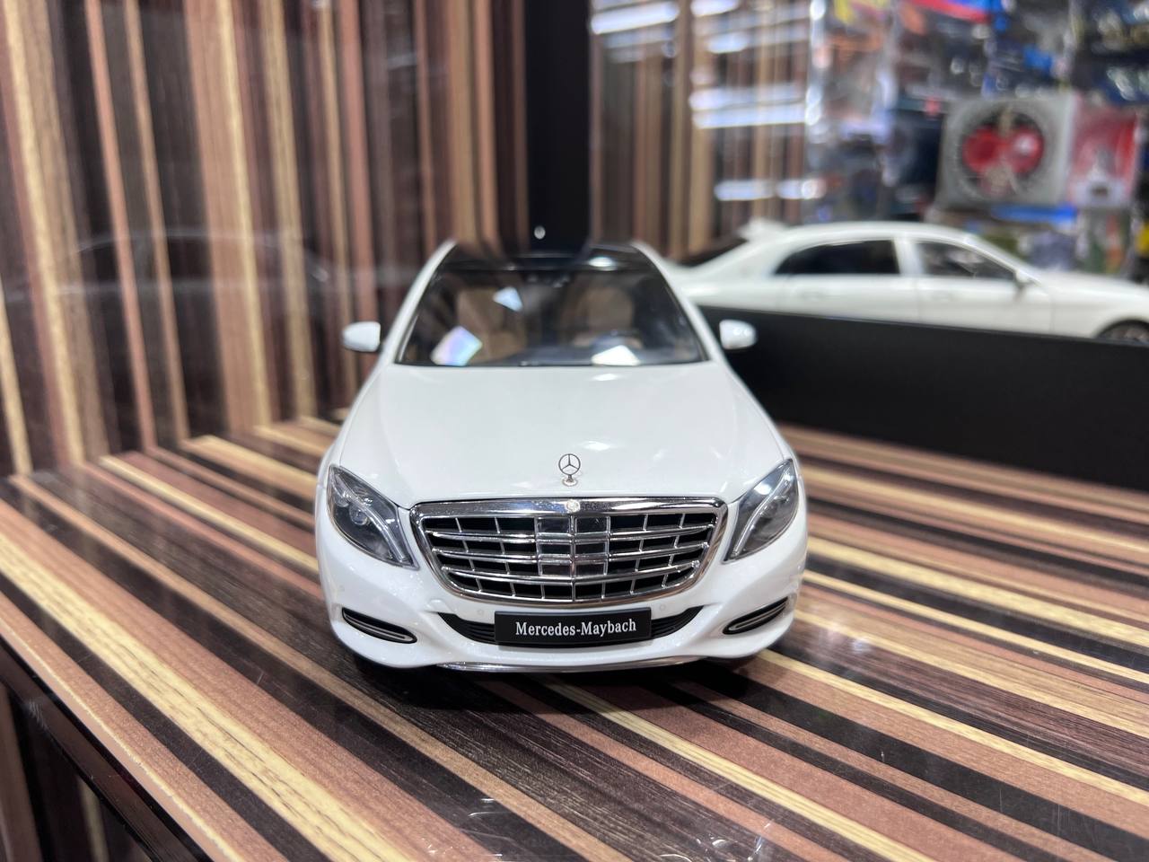1/18 Diecast Mercedes-Maybach S600 W222 White AutoArt Scale Model Car