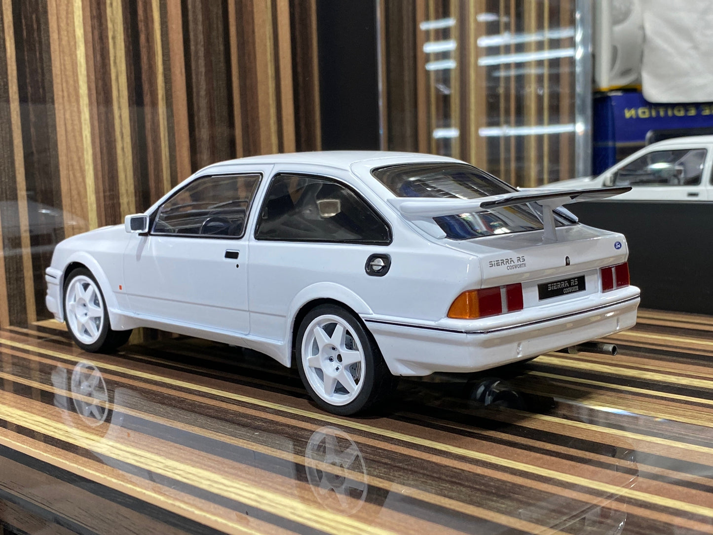 1/18 Diecast Ford Sierra RS Cosworth 1987 White Model Car by IXO