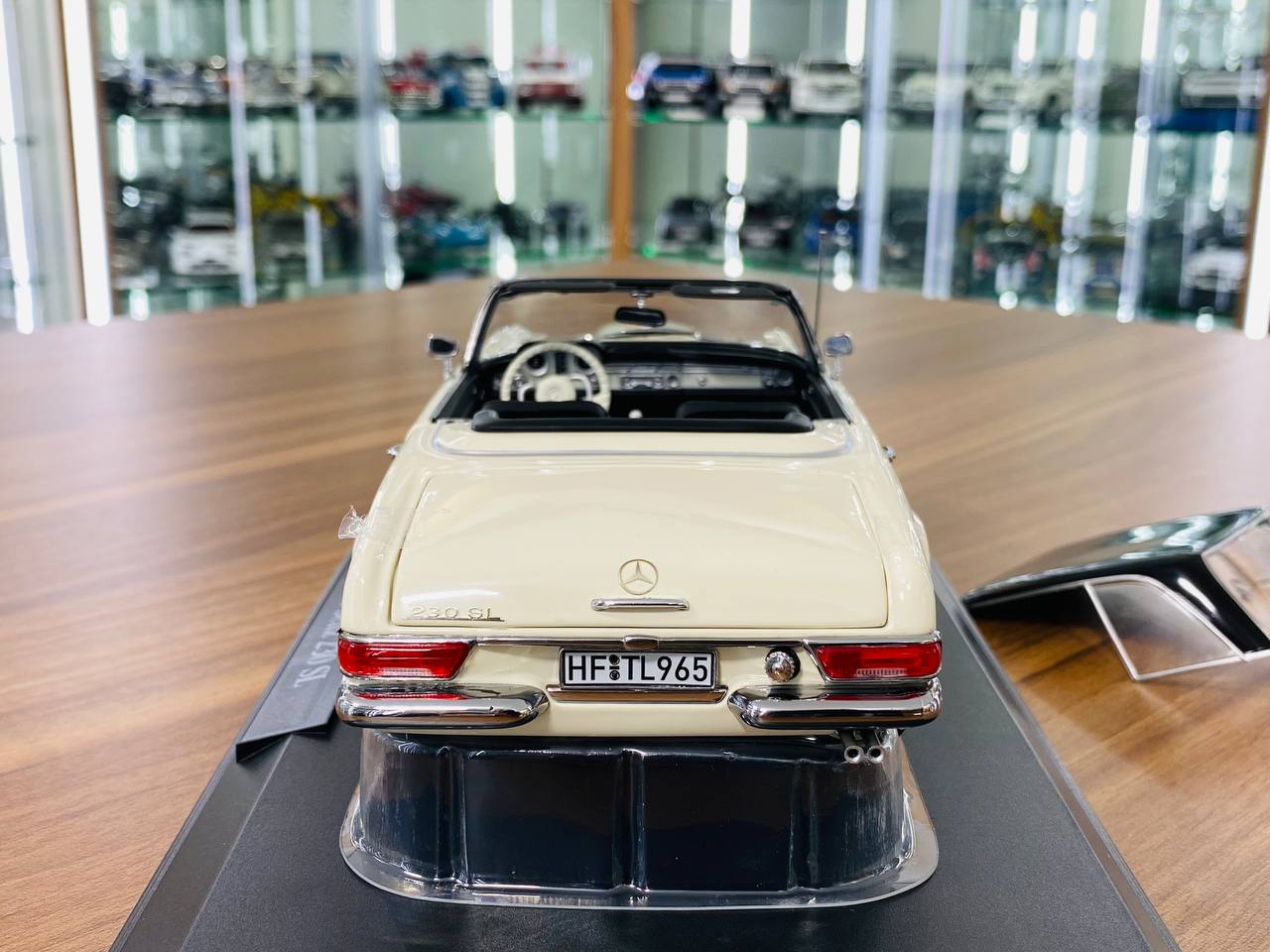 1/18 Metal Diecast - Norev Mercedes-Benz 230 SL 1963 in White (DB090)