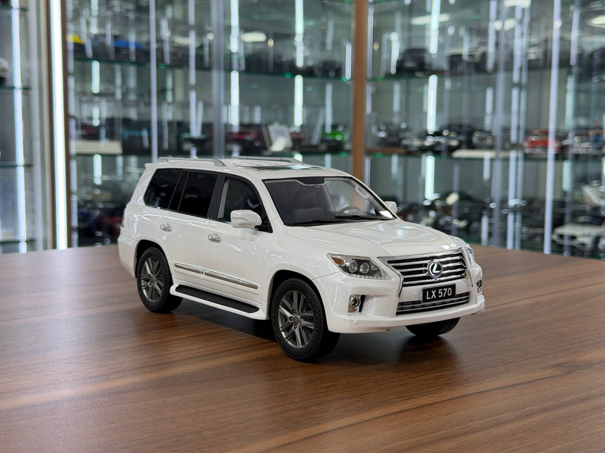 1:18 V8 Model Lexus LX 570 White Resin Scale Model