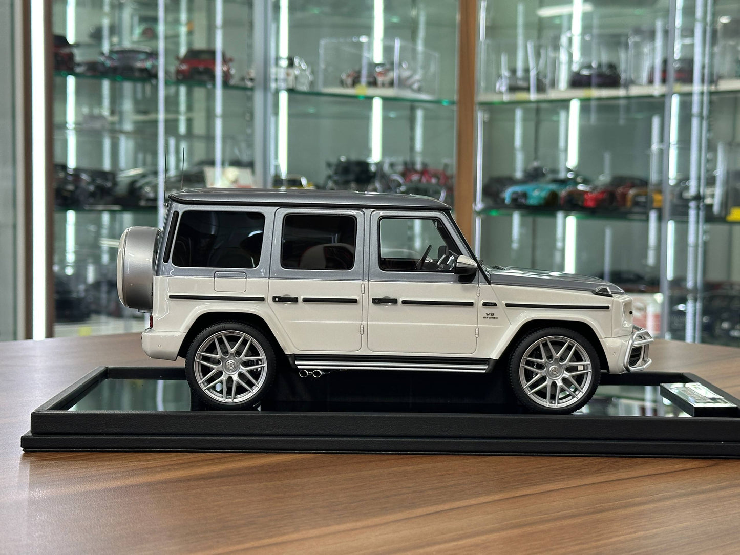  Mercedes-Benz AMG G 63 UAE Golden Jubilee Edition resin model car – Motor Helix 1:18 White Silver special number 01 of 99 Dubai edition