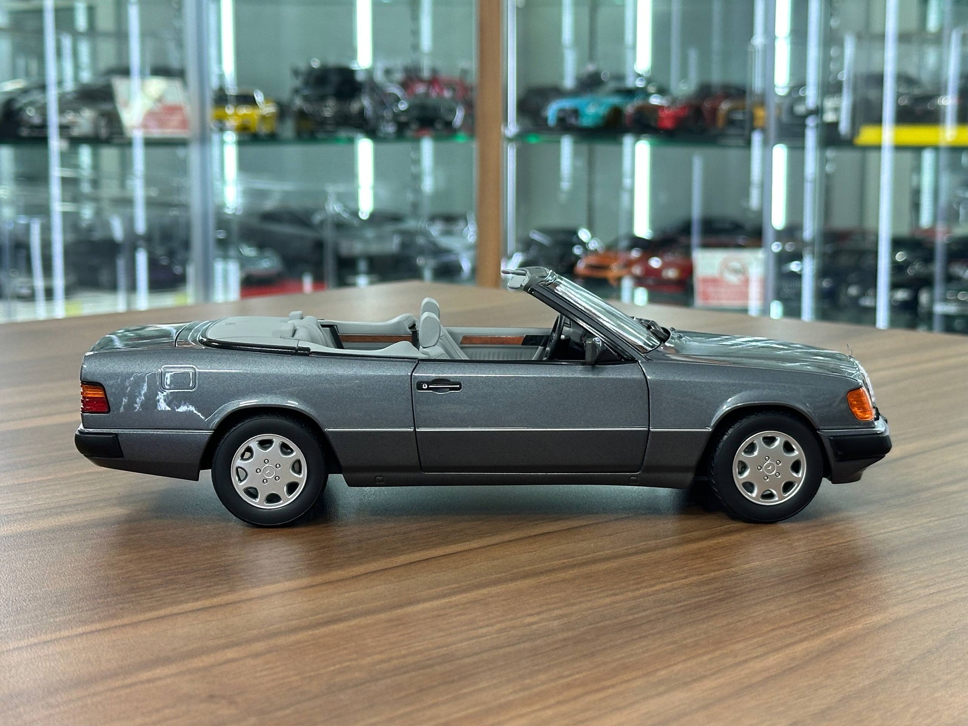 1/18 Diecast Mercedes-Benz 300 CE-24 Cabriolet (W124, 1991–1993) – Norev Dealer Edition (Pearl Grey)