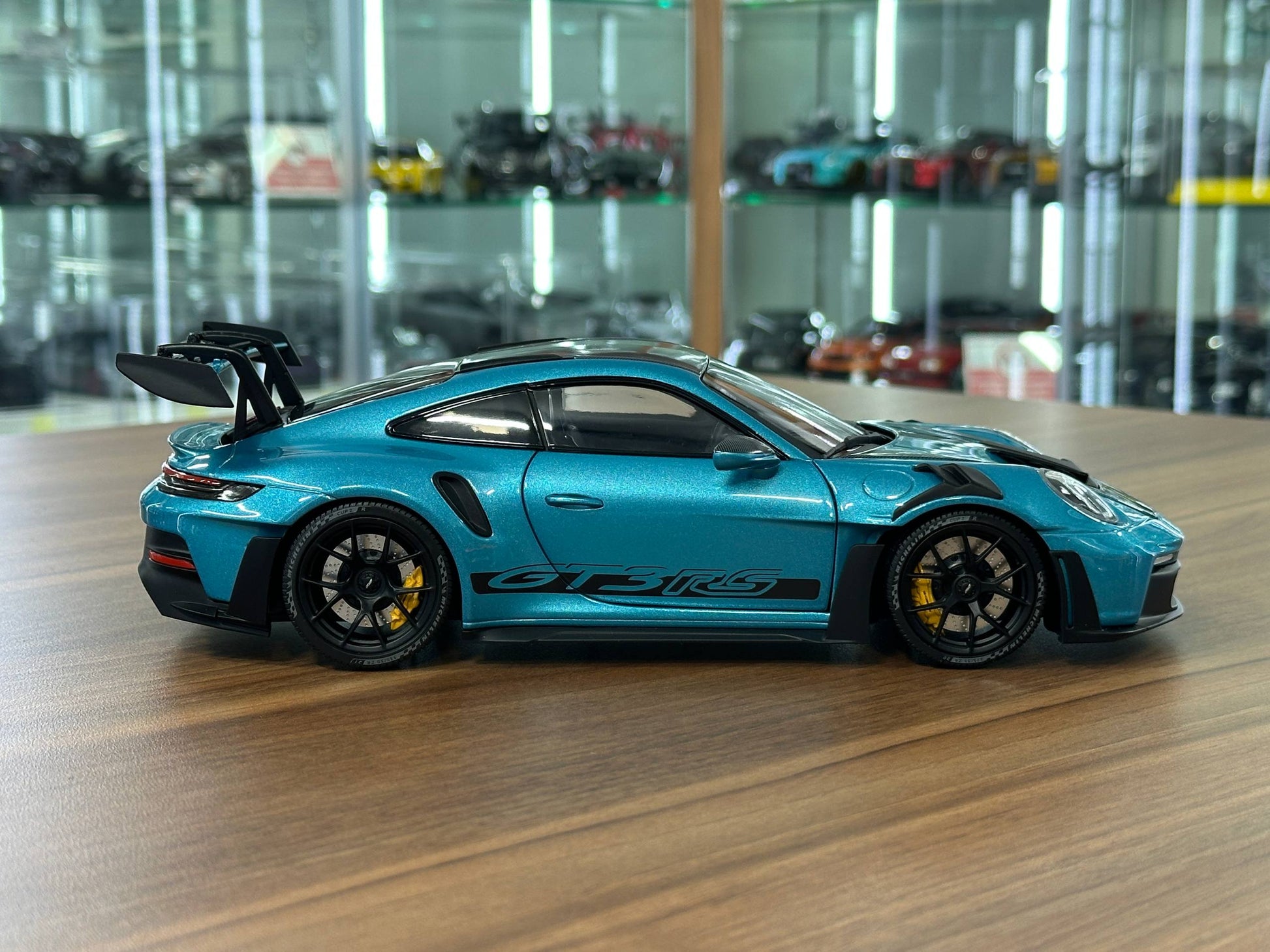1/18 Diecast Porsche 911 GT3 RS (992, 2025) – Minichamps Dealer Edition (Ipanema Blue Metallic)