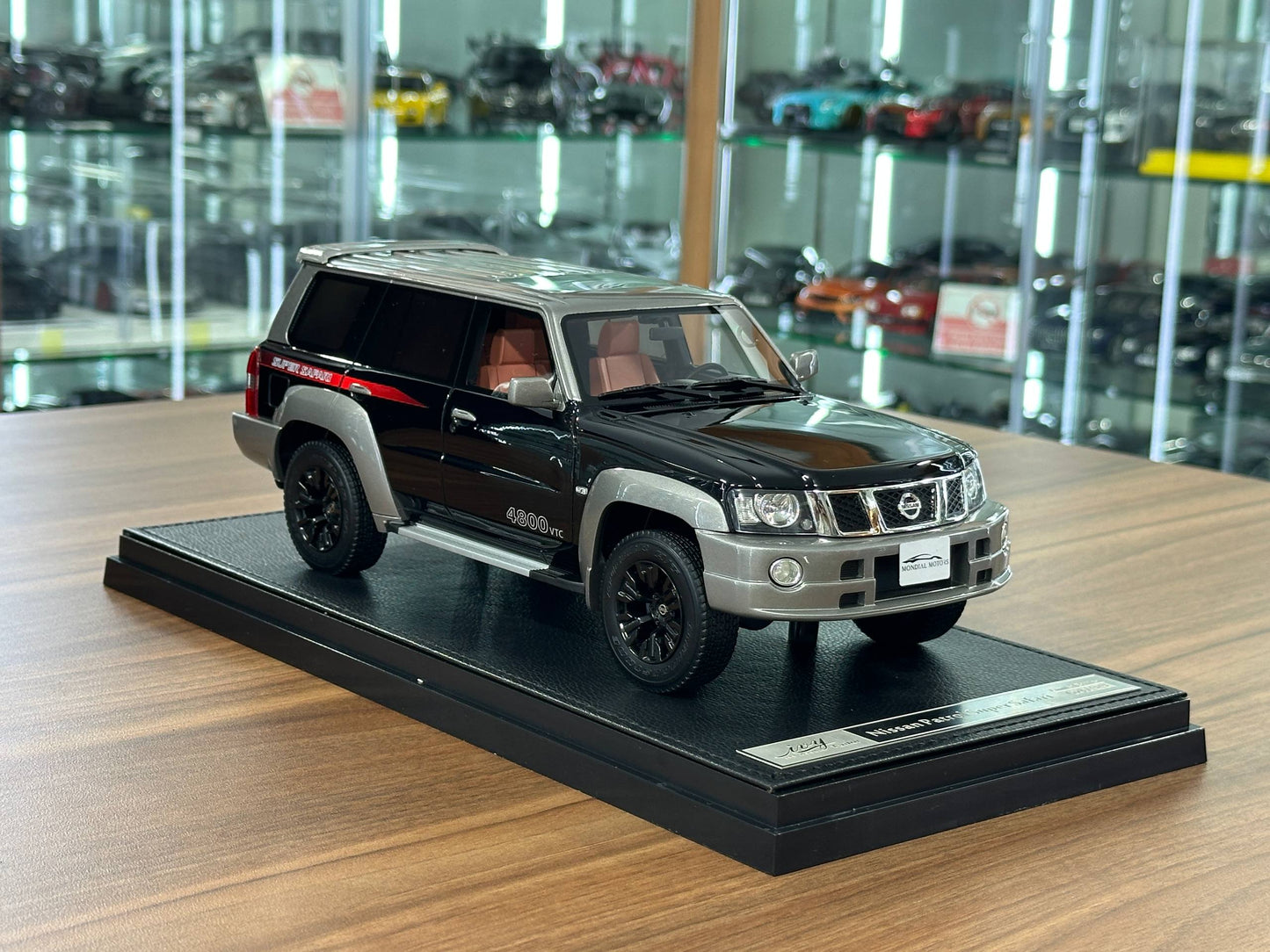 Ivy Model 1/18 Nissan Patrol Super Safari Y61 – Black, Limited Edition