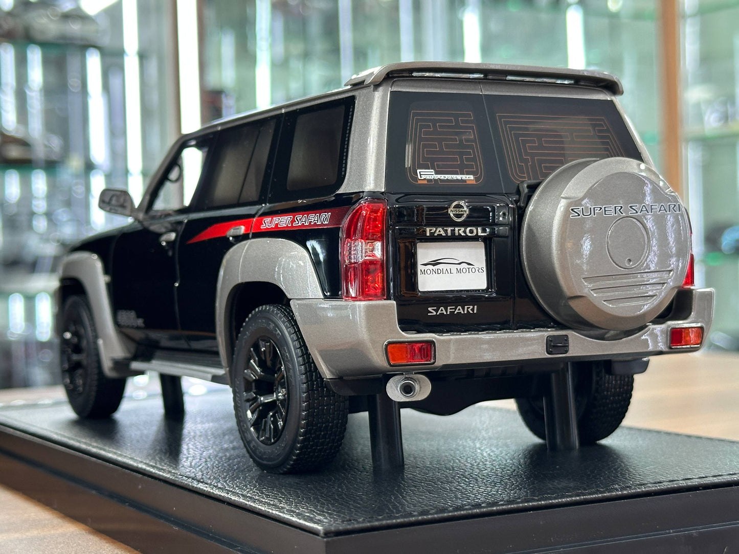 Ivy Model 1/18 Nissan Patrol Super Safari Y61 – Black, Limited Edition