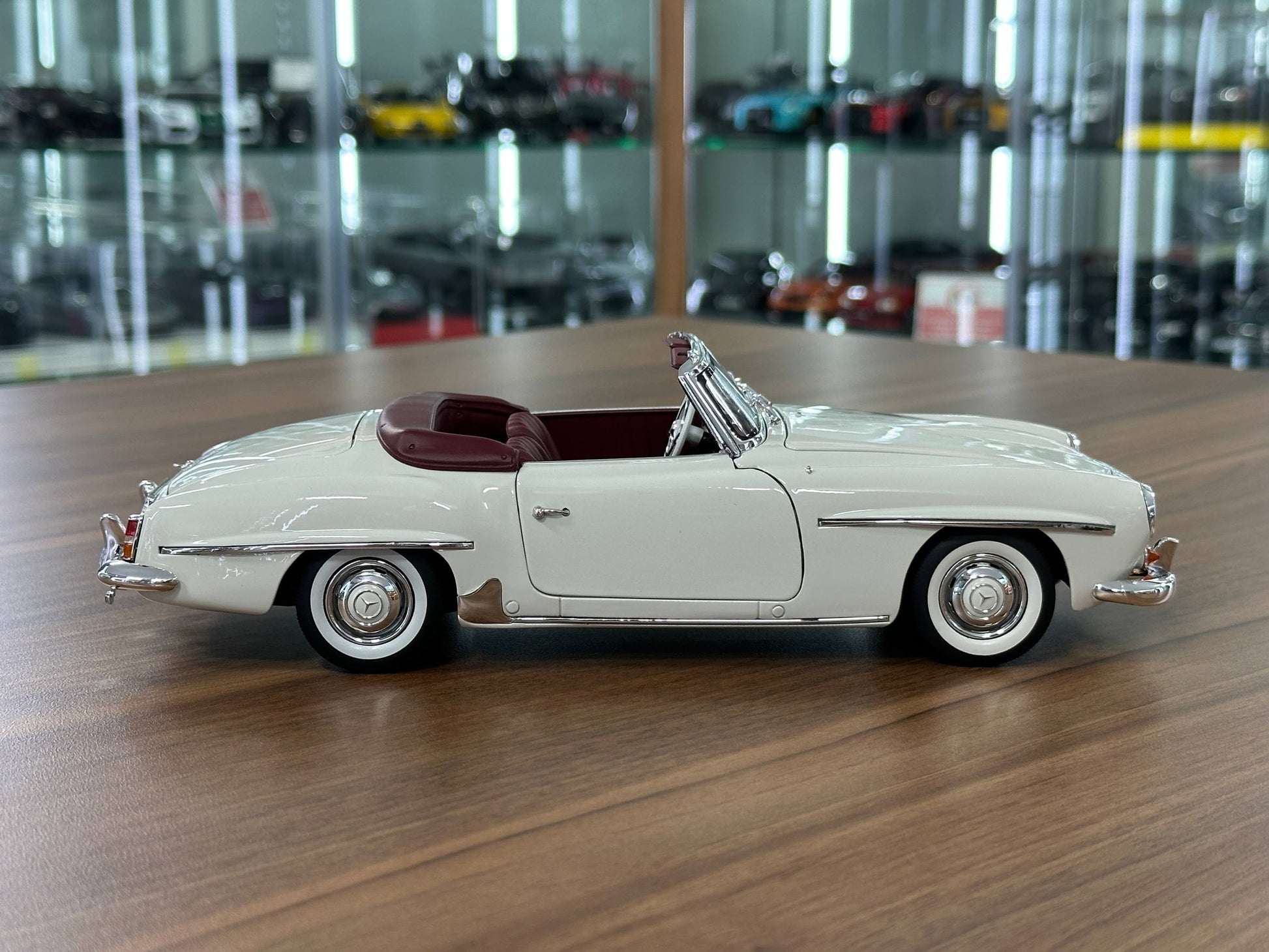 Mercedes-Benz 190 SL Cabriolet (W121, 1955–1963) diecast model car – Norev Dealer Edition 1:18 Pearl White full opening Dubai edition