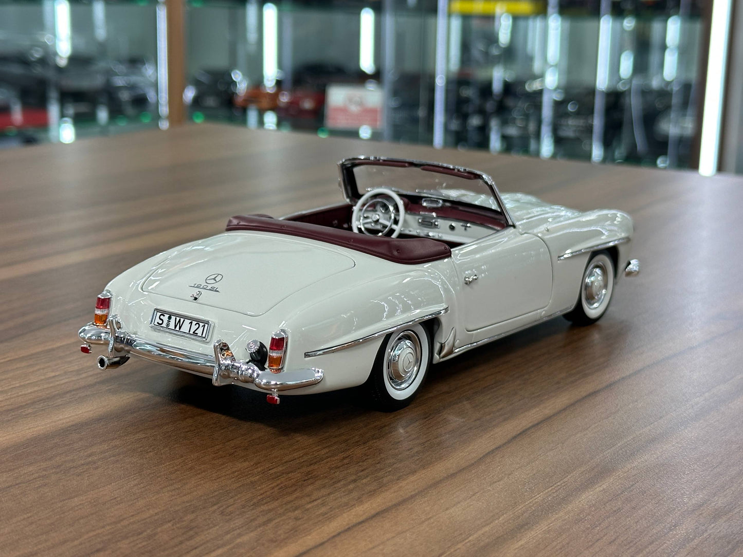 Mercedes-Benz 190 SL Cabriolet (W121, 1955–1963) diecast model car – Norev Dealer Edition 1:18 Pearl White full opening Dubai edition