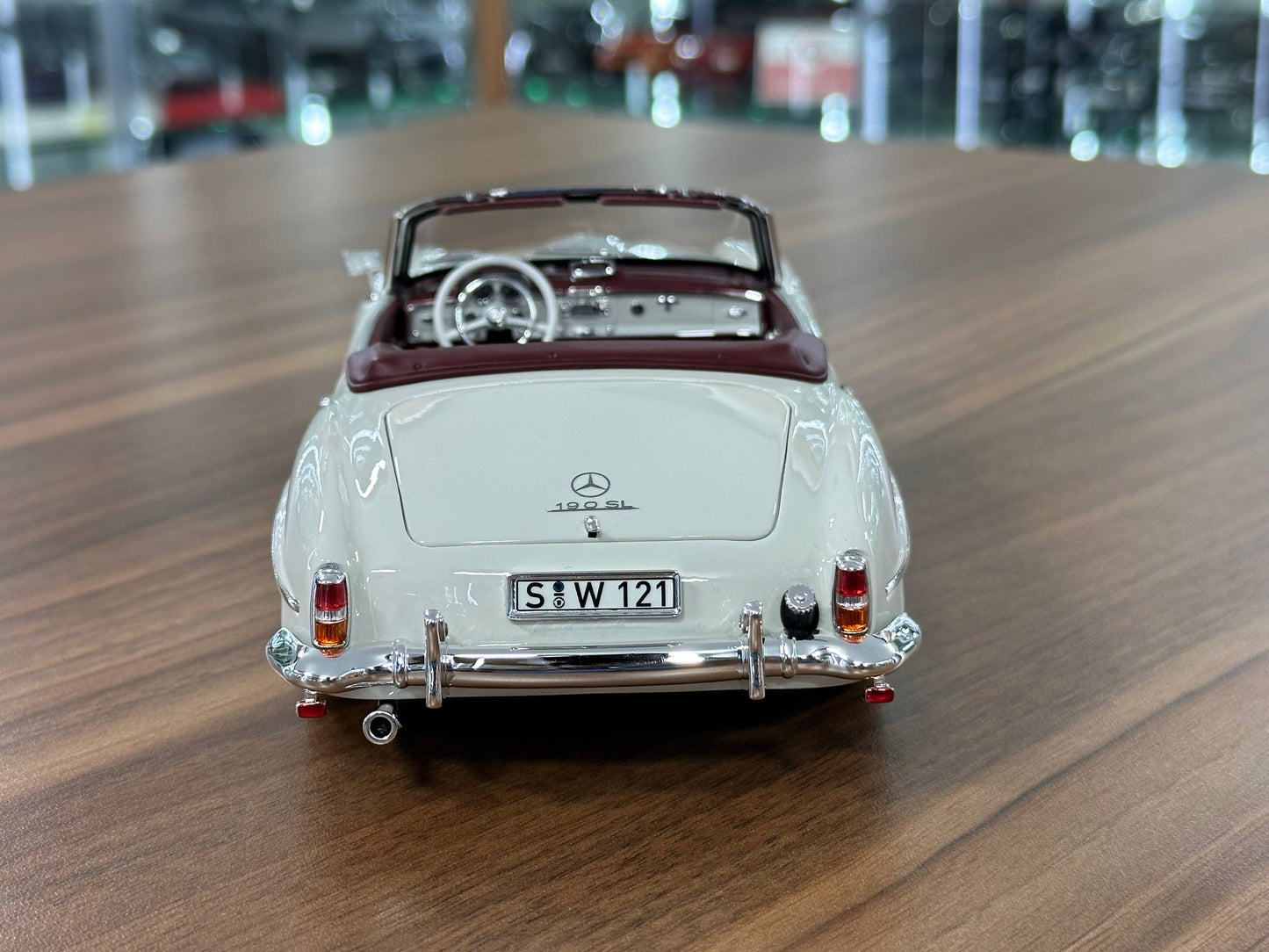 Mercedes-Benz 190 SL Cabriolet (W121, 1955–1963) diecast model car – Norev Dealer Edition 1:18 Pearl White full opening Dubai edition