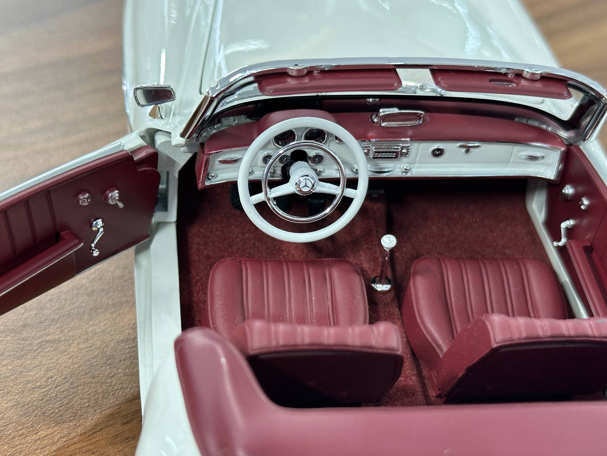 Mercedes-Benz 190 SL Cabriolet (W121, 1955–1963) diecast model car – Norev Dealer Edition 1:18 Pearl White full opening Dubai edition