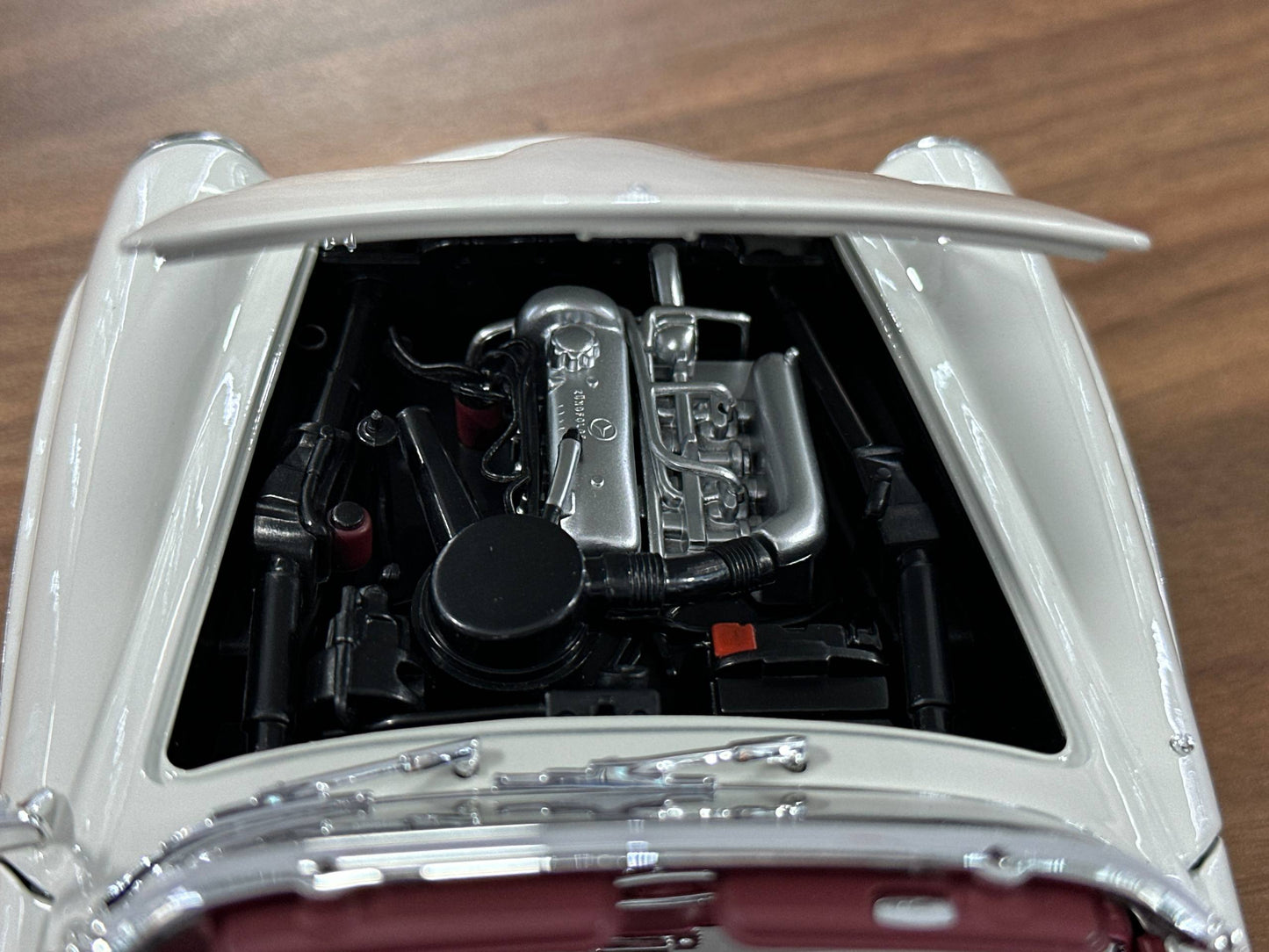 Mercedes-Benz 190 SL Cabriolet (W121, 1955–1963) diecast model car – Norev Dealer Edition 1:18 Pearl White full opening Dubai edition