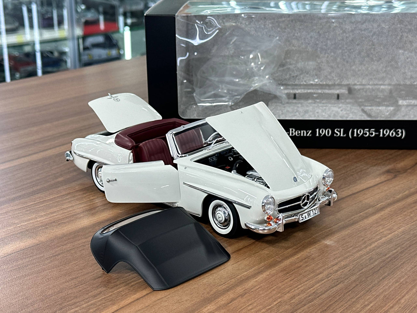 Mercedes-Benz 190 SL Cabriolet (W121, 1955–1963) diecast model car – Norev Dealer Edition 1:18 Pearl White full opening Dubai edition