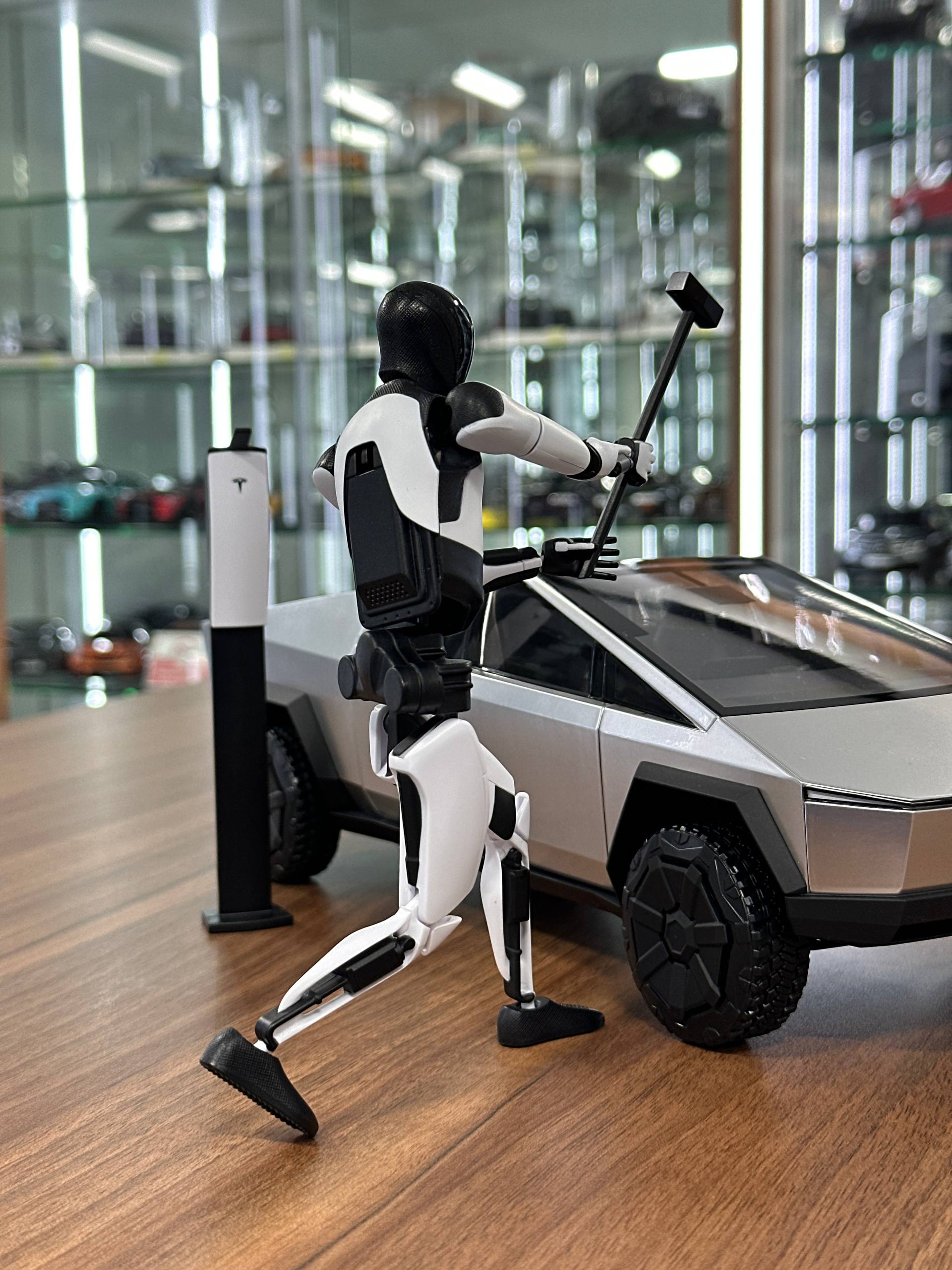 Tesla Bot Action Figure (White, 18 cm)