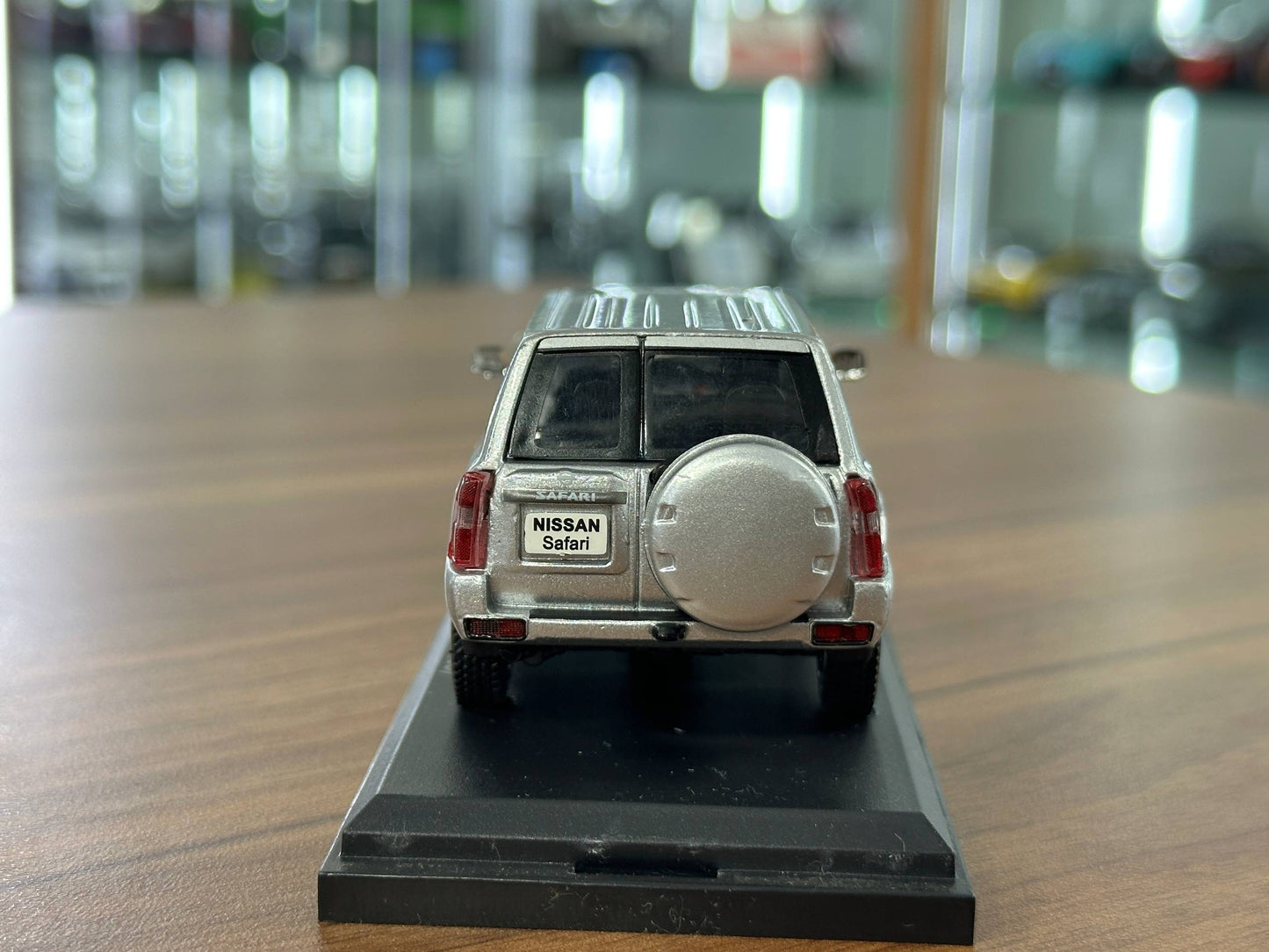 J‑Collection Nissan Patrol Y61 – Silver – 1:43 Diecast Model (without Box)