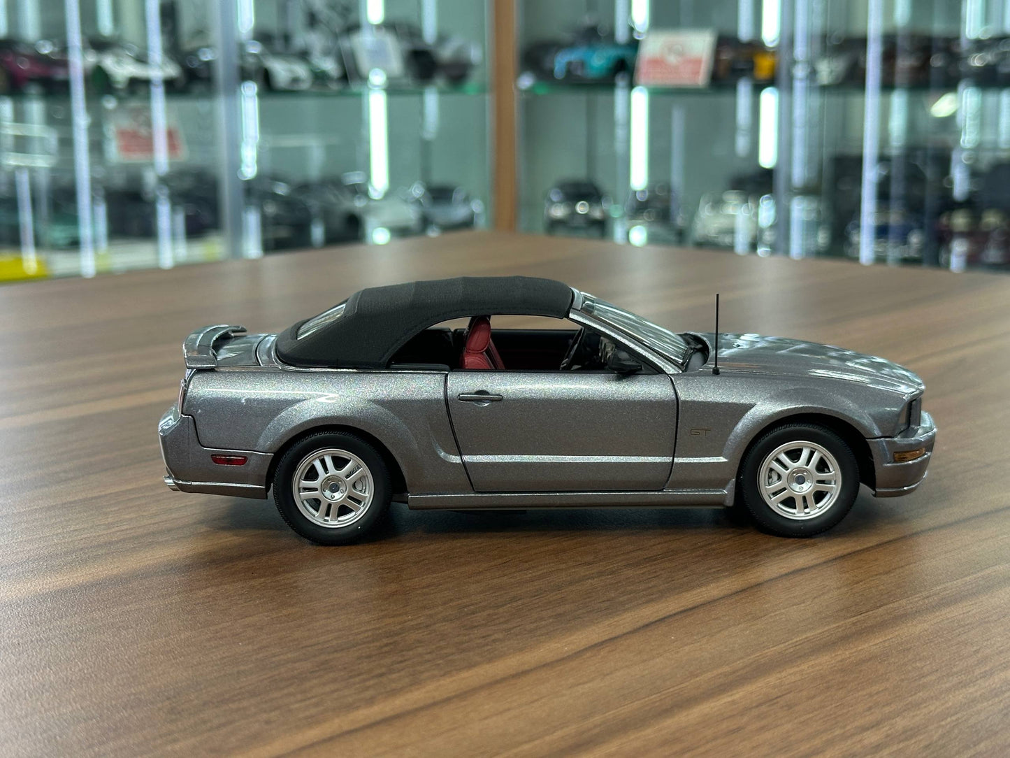 The Franklin Mint Ford Mustang Convertible 2007 – Smoke Grey – 1:24 Diecast Model (Full opening)