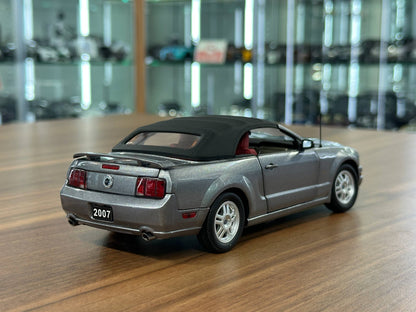 The Franklin Mint Ford Mustang Convertible 2007 – Smoke Grey – 1:24 Diecast Model (Full opening)